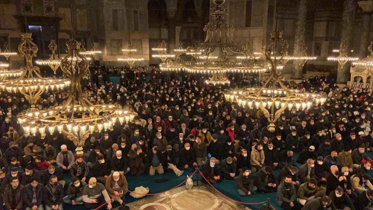 Ayasofya'da 2022'nin ilk sabah namazı yoğunluğu